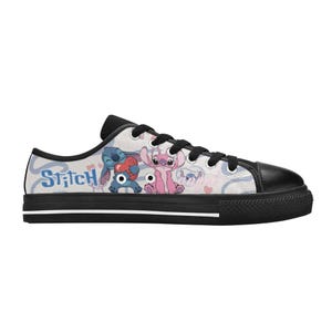 Pu&ograve; includere: Scarpe da ginnastica basse in tela con una grafica a cartoni animati di Stitch e altri personaggi. Le scarpe hanno una punta nera, lacci neri e una suola nera. La parola "Stitch" &egrave; stampata in blu sul lato.