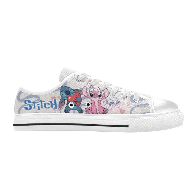 Pu&ograve; includere: Scarpe da ginnastica in tela bianca con una grafica colorata dei personaggi Stitch e Angel. Le scarpe hanno una suola in gomma bianca con una striscia nera e lacci bianchi. La parola "Stitch" &egrave; stampata sul lato.