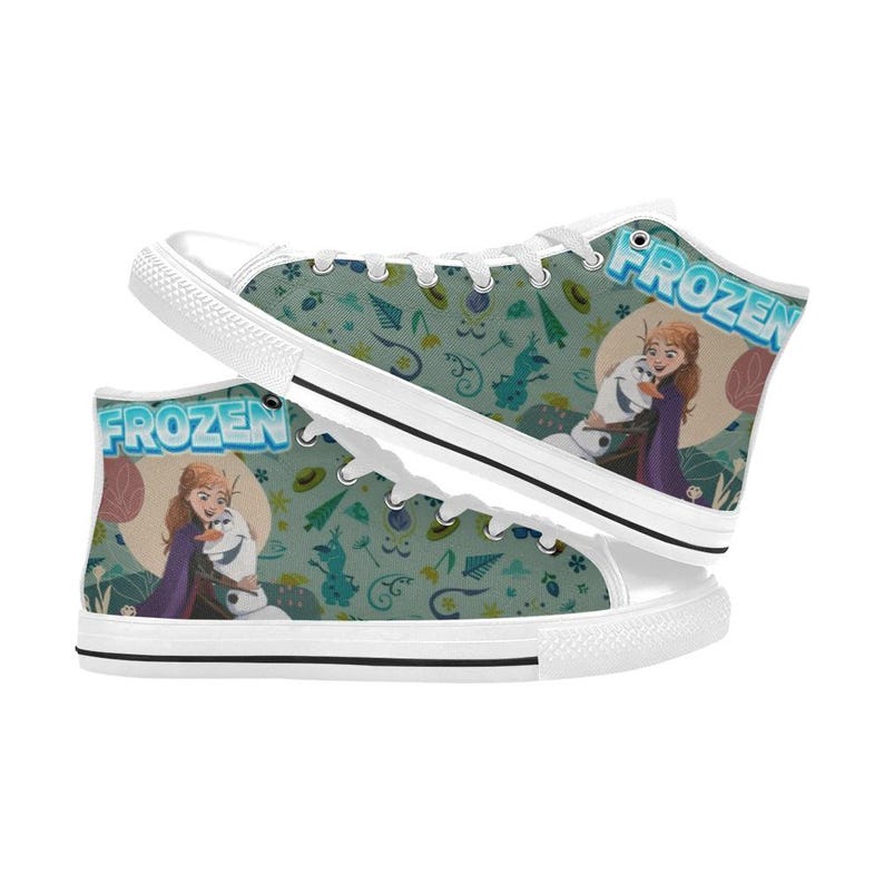 Może przedstawiać: Wysokie trampki z pł&oacute;tna z motywem Frozen. Buty mają białą gumową podeszwę i sznurowadła. Boki przedstawiają Annę i Olafa obejmujących się, ze słowem "FROZEN" w kolorze niebieskim. Tło to wz&oacute;r w kolorze morskim ze śnieżynkami.