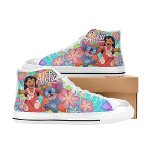 Puede incluir: Zapatillas altas de lona con un colorido estampado floral y personajes de dibujos animados. Las zapatillas tienen suela y cordones blancos, con la palabra "Aloha" impresa en el lateral.