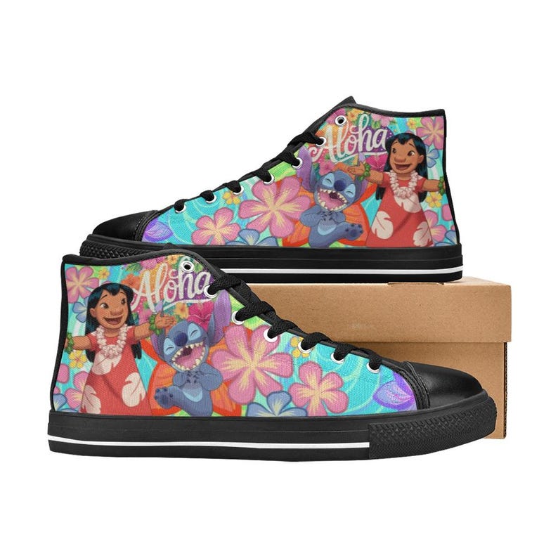 Puede incluir: Un par de zapatillas altas de lona con un estampado floral colorido y los personajes de dibujos animados Lilo y Stitch. Las zapatillas tienen suelas y cordones negros, con la palabra "Aloha" impresa en el lateral.