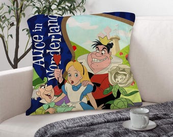 Pode incluir: Almofada quadrada com uma ilustração colorida de personagens de Alice no País das Maravilhas. O design inclui Alice, a Rainha de Copas e o Chapeleiro Maluco. As palavras "Alice in Wonderland" são impressas verticalmente no lado esquerdo.