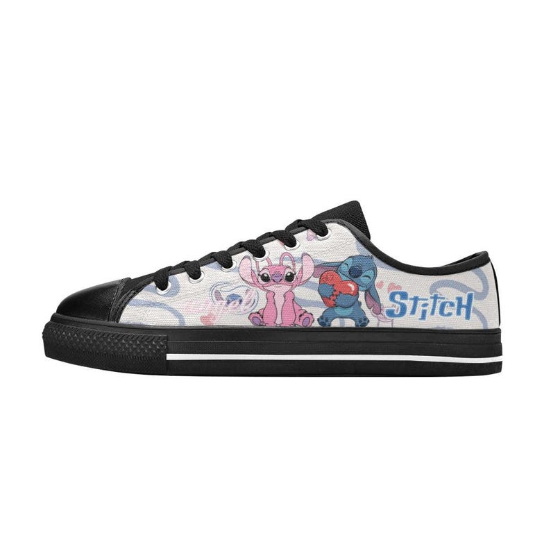 Pu&ograve; includere: Sneakers basse in tela con puntale e suola neri. La tomaia in tela bianca presenta un motivo di cuori e spirali, con illustrazioni di Stitch e Angel. La parola "Stitch" &egrave; stampata in blu sul lato.