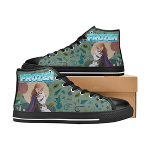 Może przedstawiać: Wysokie trampki pł&oacute;cienne z czarną gumową podeszwą i noskiem. Trampki mają turkusowe tło z wzorem płatk&oacute;w śniegu, drzew i postaci z filmu "Frozen". Słowo "FROZEN" jest nadrukowane z boku.