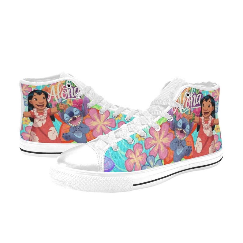 Puede incluir: Zapatillas altas blancas con un colorido estampado floral y los personajes de dibujos animados Lilo y Stitch. Los zapatos tienen cordones y suelas blancas, con la palabra "Aloha" en el lateral.