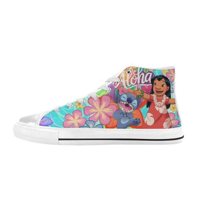 Puede incluir: Zapatillas altas de lona con un dise&ntilde;o floral y de dibujos animados colorido. Las zapatillas tienen una suela y cordones blancos, con una impresi&oacute;n vibrante de un personaje de dibujos animados y la palabra "Aloha".