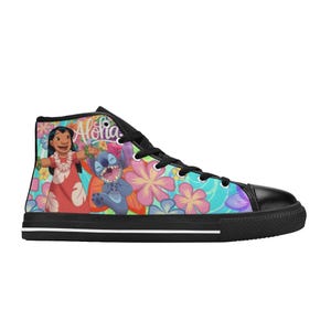 Puede incluir: Zapatillas altas de lona con un dise&ntilde;o colorido con la palabra "Aloha" y personajes de dibujos animados. Los zapatos tienen una puntera negra, cordones negros y una suela negra con una franja blanca.