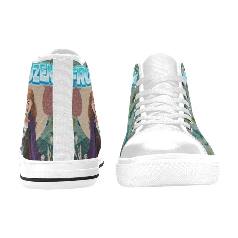 Może przedstawiać: Białe wysokie trampki z motywem Frozen. Trampki wyświetlają słowo "Frozen" w kolorze niebieskim i zielonym, wraz z obrazami postaci. Mają białe sznurowadła i podeszwy.