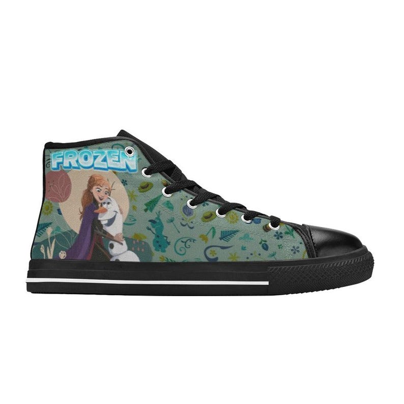 Może przedstawiać: Wysokie trampki pł&oacute;cienne z motywem Frozen. But ma czarny nosek i sznurowadła, z miętowym tłem ozdobionym postaciami z kresk&oacute;wek i kwiatowymi wzorami. Słowo "FROZEN" jest wydrukowane z boku.