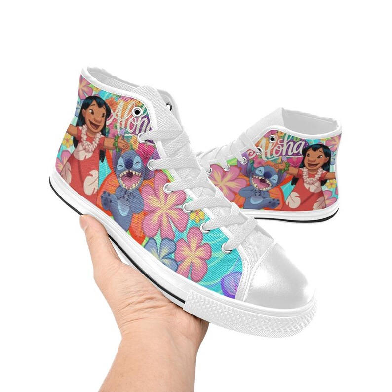 Puede incluir: Zapatillas altas de lona con un dise&ntilde;o floral y de personajes coloridos. Las zapatillas muestran la palabra "Aloha" e im&aacute;genes de Lilo y Stitch. Los zapatos tienen cordones blancos y una suela de goma blanca.
