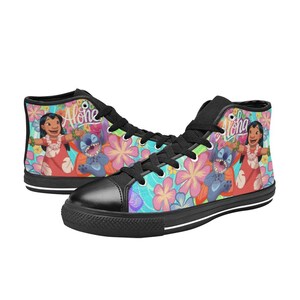 Puede incluir: Zapatillas altas de lona con un dise&ntilde;o floral y tropical colorido. Las zapatillas muestran los personajes Lilo y Stitch, con las palabras "Aloha" y "Alone" impresas en los laterales. Los zapatos tienen cordones y suelas negras.