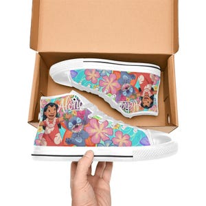 Puede incluir: Zapatillas altas de lona con un dise&ntilde;o floral y de personajes coloridos. Las zapatillas tienen suela y cordones de goma blancos. El dise&ntilde;o incluye los personajes Lilo y Stitch, con la palabra "Aloha" visible.