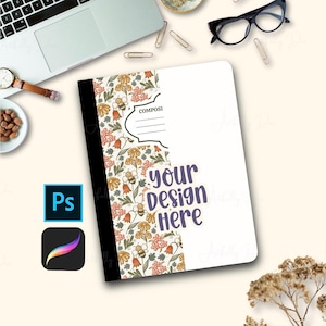 Puede incluir: Cuaderno de composición con un diseño floral y de abejas. La portada tiene las palabras "your design here" y "composi". El cuaderno está sobre un escritorio con un portátil, gafas e iconos de software de diseño.