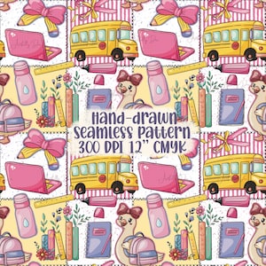 Puede incluir: Un patrón sin costuras dibujado a mano con ilustraciones temáticas escolares. El diseño incluye autobuses escolares amarillos, computadoras portátiles rosas, botellas de agua, mochilas, libros y un pato con una mochila. El patrón también incluye texto que dice "Hand-drawn seamless pattern 300 DPI 12" CMYK".