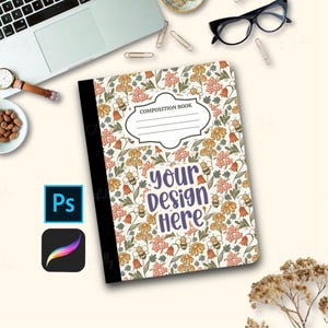 Könnte beinhalten: Ein Notizbuch mit einem Blumenmuster in Pfirsich, Gelb und Grün mit Bienen. Der Einband enthält den Text "COMPOSITION BOOK" und "your Design Here". Ein schwarzer Buchrücken ist sichtbar. Das Buch liegt auf einer cremefarbenen Oberfläche.