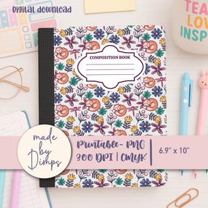 Könnte beinhalten: Notizbuch mit floralem und Fuchs-Muster. Das Cover hat ein weißes Etikett mit der Aufschrift "COMPOSITION BOOK". Das Notizbuch misst 17,5 cm x 25,4 cm. Das Design umfasst orange Füchse, blaue und violette Blumen und grüne Blätter auf weißem Hintergrund.