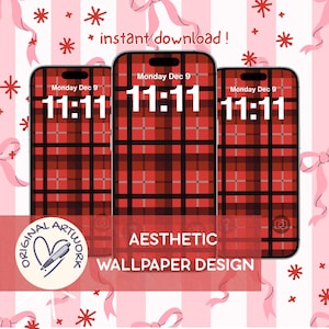Könnte beinhalten: Drei Smartphone-Bildschirme mit einem rot-schwarzen Tartanmuster-Hintergrundbild mit der Uhrzeit 11:11 Uhr am Montag, den 9. Dezember. Der Hintergrund ist rosa mit Schleifen und Sternen. Der Text lautet "sofortiger Download!" und "Aesthetic Wallpaper Design."