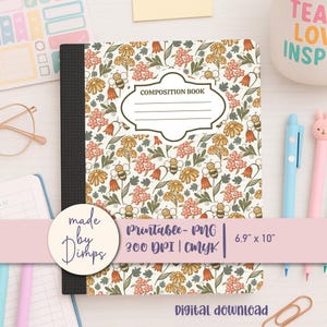 Könnte beinhalten: Ein Notizbuch mit einem floralen Muster aus Bienen, Blumen und Blättern in Beige, Pfirsich und Braun. Das Cover hat ein weißes Etikett mit der Aufschrift "COMPOSITION BOOK". Das Buch misst 17,5 cm x 25,4 cm. Der Text "made by Dimps" befindet sich auf einem runden Aufkleber.