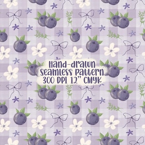 Puede incluir: Un patrón sin costuras dibujado a mano con arándanos, flores blancas, lazos y pequeñas estrellas moradas sobre un fondo a cuadros de color púrpura claro. El texto de la imagen dice "Hand-drawn seamless pattern 300 DPI 12" CMYK."