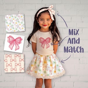 Può includere: Una bambina indossa una maglietta color crema con un fiocco rosa e una gonna abbinata con motivi floreali e fiocchi. L'immagine include campioni di tessuto e il testo "Mix And Match". Una fascia abbinata completa l'outfit.