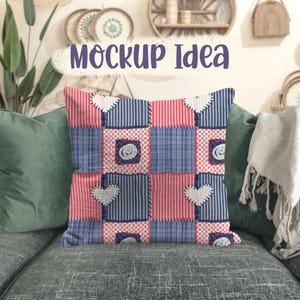 Pode incluir: Almofada decorativa quadrada com um design de patchwork em vermelho, azul e branco. A almofada apresenta uma mistura de quadrados listrados e estampados, com detalhes de cora&ccedil;&atilde;o e circulares. O texto "Mockup Idea" &eacute; exibido acima da almofada.