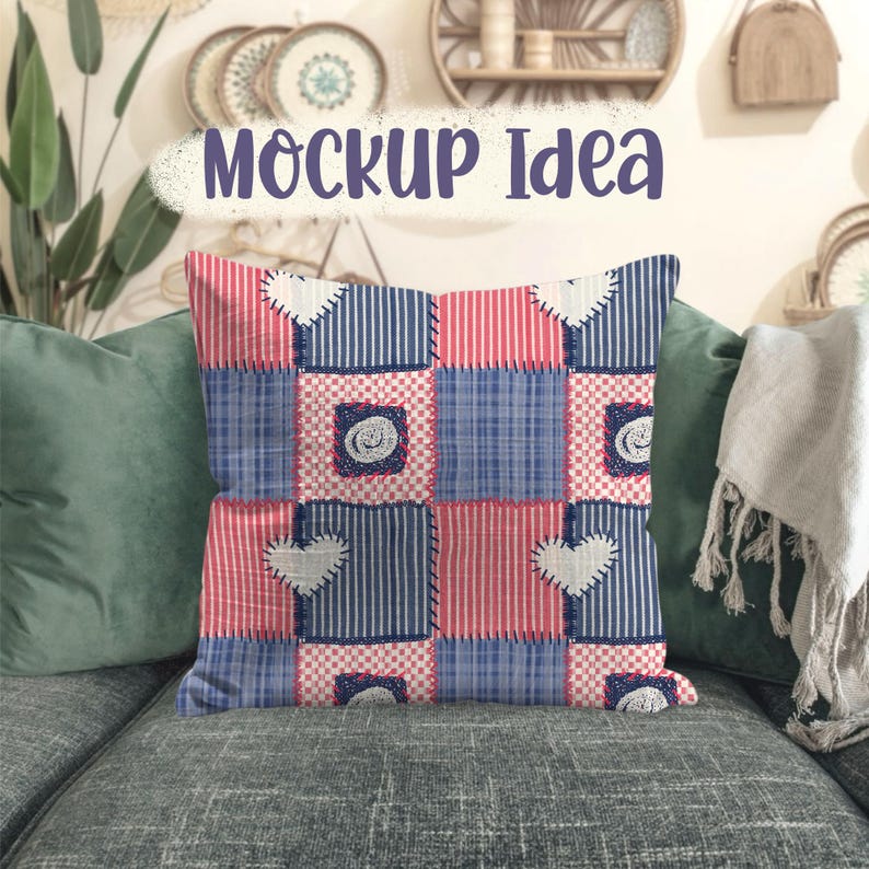Pode incluir: Almofada decorativa quadrada com um design de patchwork em vermelho, azul e branco. A almofada apresenta uma mistura de quadrados listrados e estampados, com detalhes de cora&ccedil;&atilde;o e circulares. O texto "Mockup Idea" &eacute; exibido acima da almofada.