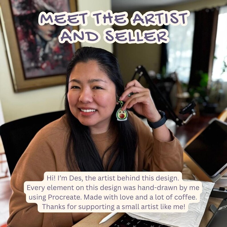 Pu&ograve; includere: Una persona sorridente tiene in mano un orecchino a forma di avocado. Il testo in alto recita "MEET THE ARTIST AND SELLER". Sotto, il testo indica che l'artista ha disegnato il design a mano con Procreate, con amore e caff&egrave;.