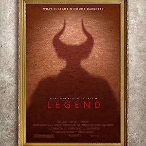 Puede incluir: Un póster de película para la película "Legend" protagonizada por Tom Cruise, Mia Sara y Tim Curry. El póster presenta la sombra de una figura con cuernos sobre un fondo rojo. El texto "What is light without darkness" está en la parte superior del póster.