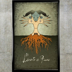 Puede incluir: Un póster de película para la película "El Laberinto del Fauno" de Guillermo del Toro. El póster presenta una ilustración estilizada de una criatura con un cuerpo humanoide, una cabeza de cabra y raíces para las piernas. La criatura se representa sobre un fondo verde oscuro.
