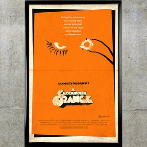 Pode incluir: Um cartaz de filme vintage para o filme "Laranja Mecânica" dirigido por Stanley Kubrick. O cartaz apresenta um fundo laranja brilhante com texto preto e uma imagem estilizada de um olho.