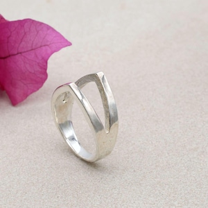 Bague en argent sterling à découpe en V | Bande géométrique minimaliste moderne | Bague large tendance | Empiler des bijoux au quotidien