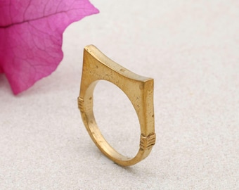 Anello minimalista in ottone, anello geometrico a forma di chevron con parte superiore piatta, gioiello moderno e semplice da impilare, regalo unico in stile sigillo quadrato