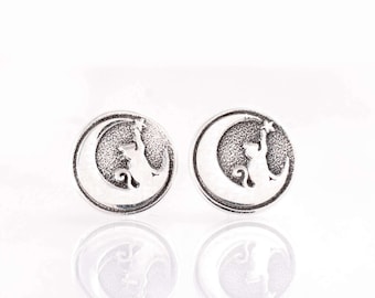 Sterling Silber Katze auf Mond Ohrstecker, himmlische Katze Ohrstecker, witchy Kätzchen Schmuck, schwarze Katze Geschenk, kleine Silber Ohrstecker