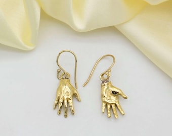 Pendientes de mano de latón dorado - Delicados colgantes con dije de mano - Joyería minimalista de bruja - Un regalo original para ella
