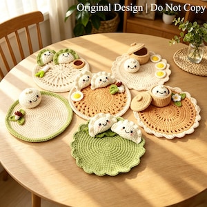 Könnte beinhalten: Fünf runde Häkeluntersetzer in Creme, Beige und Grün, verziert mit kleinen gestopften Lebensmitteln wie Teigtaschen, Brötchen und Gemüse mit gestickten Gesichtern. Die Untersetzer haben gewellte Ränder. Text: Original Design | Do Not Copy.