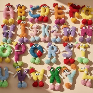 Puede incluir: Una colección de letras del alfabeto de ganchillo de colores, cada una con ojos saltones, pequeños sombreros y piernas adjuntas. Las letras son de varios colores, incluyendo rosa, naranja, azul y verde, y están dispuestas sobre un fondo beige.