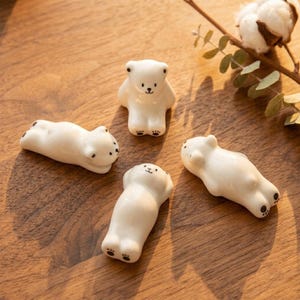 Poggiapenne a forma di orso polare in ceramica dipinto a mano – Accessorio da scrivania, porta bacchette, piccolo ornamento a forma di animale