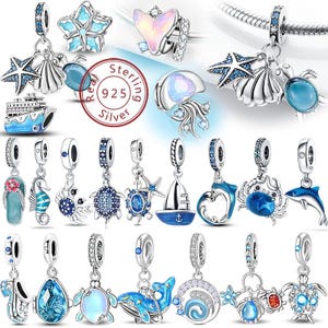 Peut inclure: Collection de breloques en argent sterling sur le thème de l'océan. Les breloques comprennent des étoiles de mer, des coquillages, des tortues, des dauphins et un bateau, tous avec des accents bleus et argentés. Pour pendentifs ou bracelets.
