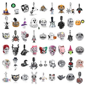 Op de afbeelding: Een verzameling Halloween-bedels van zilverkleurig metaal en email, met schedels, geesten, pompoenen, spinnen, heksen en diverse feestelijke figuren. Deze kleine decoratieve sieraden bevatten ingewikkelde details, sprankelende accenten en levendige kleuren.