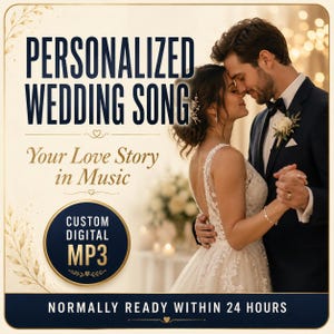 Könnte beinhalten: Ein digitaler Service für ein personalisiertes Hochzeitslied als MP3-Datei. Die Grafik enthält den Text Personalized Wedding Song, Your Love Story in Music und Normally Ready Within 24 Hours sowie ein tanzendes Paar im Hintergrund.