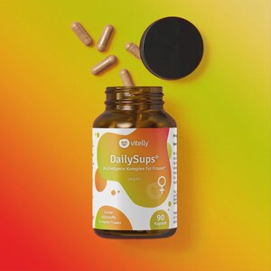 Puede incluir: Una botella de vidrio marrón de multivitaminas DailySups para mujeres, con una tapa negra y varias cápsulas dispersas. La etiqueta presenta el nombre de la marca y los detalles del producto sobre un fondo degradado amarillo y naranja.