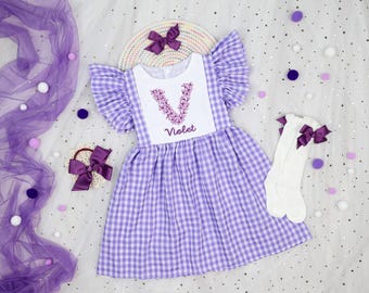 Personlig lila ginghamklänning för flickor, broderad violett klänning med personligt namn, outfit med fladdrande ärmar för småbarn, påskklänning för flickor