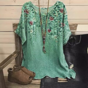 Puede incluir: Un juego de tres tazas de cerámica con un acabado moteado y mate. Las tazas son de color crema, gris claro y gris oscuro. Cada taza tiene un diseño simple y minimalista y un asa redondeada.