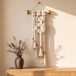 Tapiz de pared estilo bohemio con cuerda, decoración de pared grande estilo macramé con borlas, arte de fibra tejida en tonos neutros para dormitorio, sala de estar o recibidor.