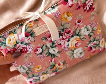 Custodia per libri trapuntata con fiocco – Copertina imbottita floreale – Copertina della Bibbia – Regalo Cottagecore per gli amanti dei libri