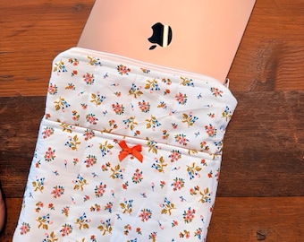 Florale iPad Tasche – Gesteppte Tablet Tasche mit Vordertasche • Niedliche Cottagecore iPad Hülle • Gepolsterte Tablet-Hülle mit Schleife