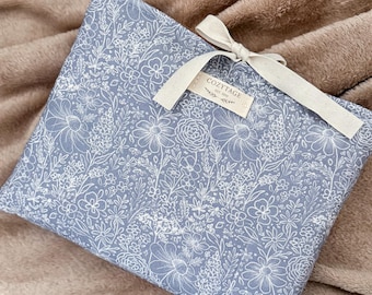 Custodia per libri trapuntata con motivo floreale blu – Copertina imbottita con fiocco – Copertina della Bibbia – Regalo Cottagecore per gli amanti dei libri