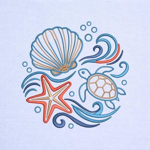 Puede incluir: Diseño bordado con una concha, una estrella de mar y una tortuga marina en una disposición circular. El diseño incorpora colores azul, naranja y beige, con olas y burbujas estilizadas. El arte evoca un tema náutico o de playa.