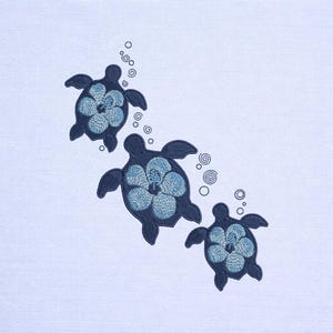 Könnte beinhalten: Rustikales Holzschild mit dem Text "Welcome to our home" in weißer Schrift. Das Schild hat eine Used-Optik und ein schlichtes, einladendes Design, perfekt für eine Veranda oder einen Eingangsbereich.