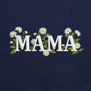 Può includere: Design ricamato su sfondo blu navy. La parola "MAMA" è scritta in lettere bianche stilizzate. Le margherite bianche con centri gialli e foglie e steli verdi circondano le lettere, creando un accento floreale.